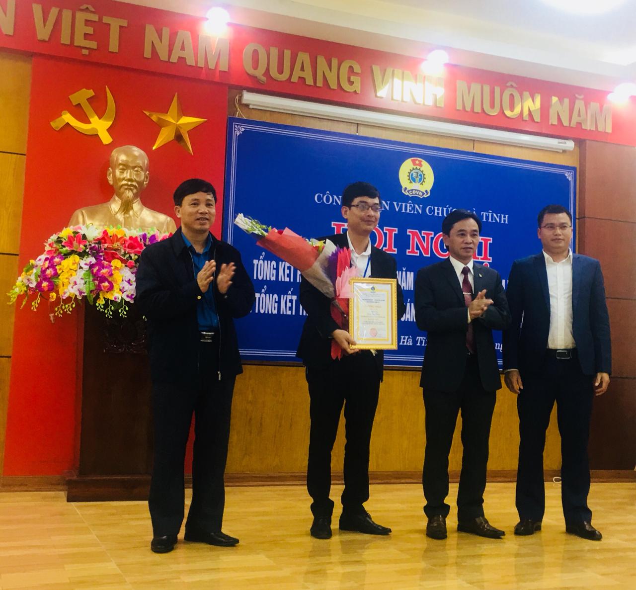 Anh Nguyễn Hữu Tuấn – đại diện Công ty CP Đầu tư thương mại và Phát triển công nghệ FSI đã trao giải cho cuộc thi