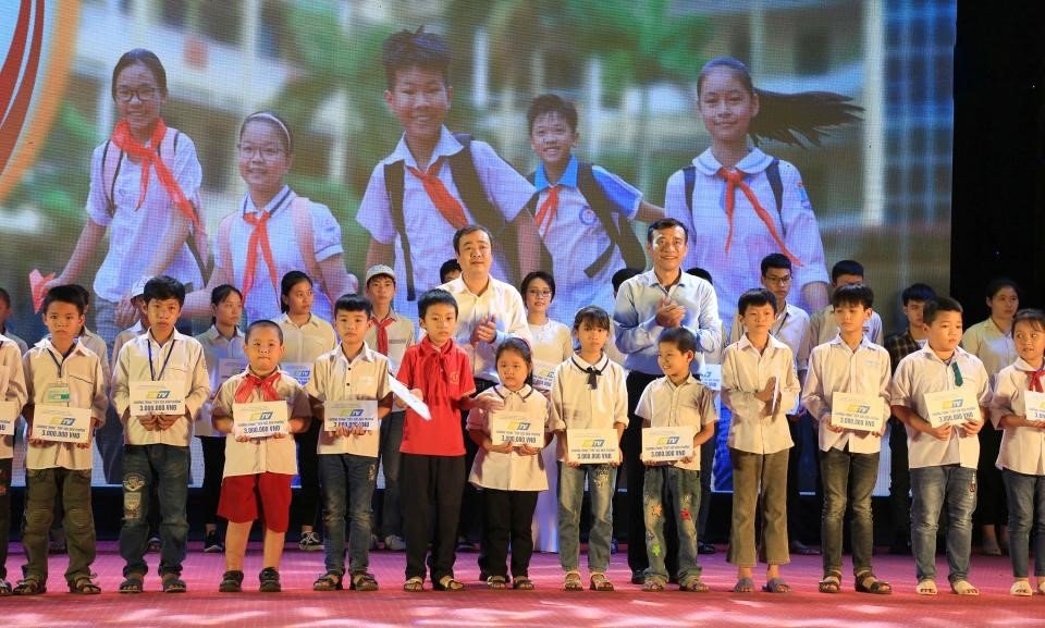Phó Thủ tướng Chính phủ Vương Đình Huệ và đồng chí Nguyễn Hồng Diên, Ủy viên Trung ương Đảng, Bí thư Tỉnh ủy, Chủ tịch HĐND tỉnh tặng quà cho các em tại Gala.