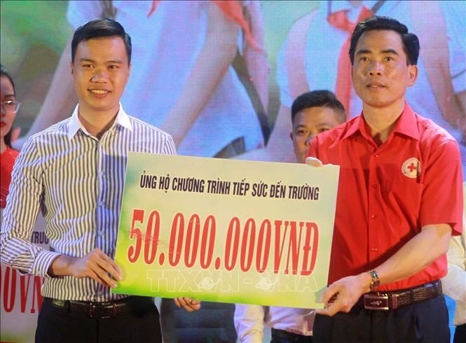 Ông Đoàn Huy Thuận – Đại diện FSI lên trao tặng phần quà trị giá 50 triệu đồng cho đại diện tỉnh Thái Bình