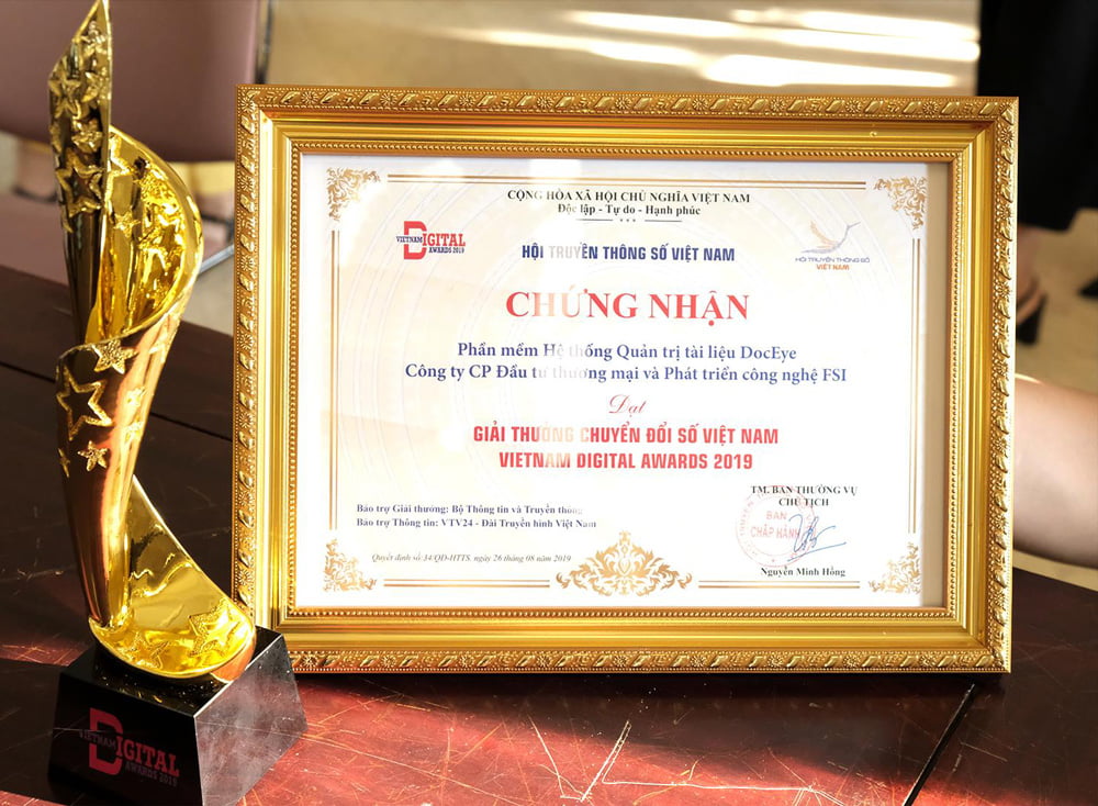 FSI nhận cúp và bằng khen tại giải thưởng lớn Vietnam Digital Award