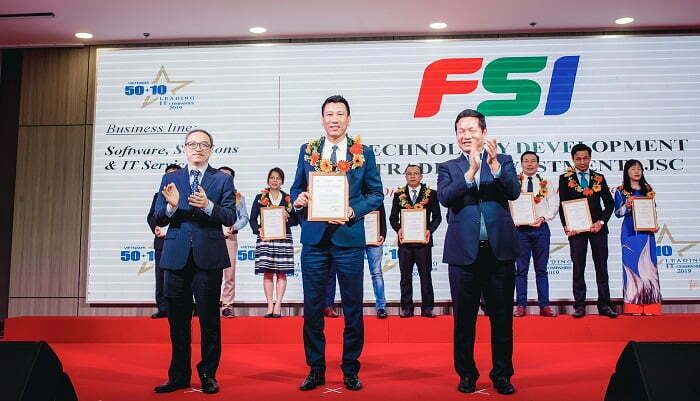 Ông Nguyễn Duy Lai – Phó TGĐ FSI  lên nhận giải thưởng Top 50 doanh nghiệp CNTT