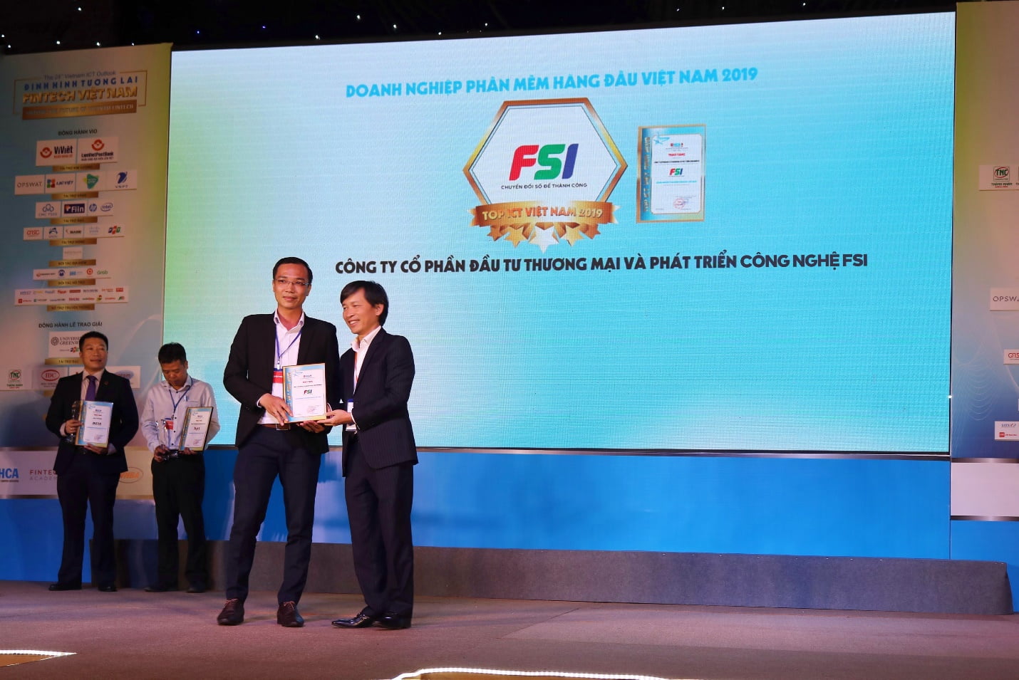 FSI vinh dự nhận giải thưởng Top Doanh nghiệp Phần mềm hàng đầu Việt Nam do Hội tin học HCM (HCA) trao tặng