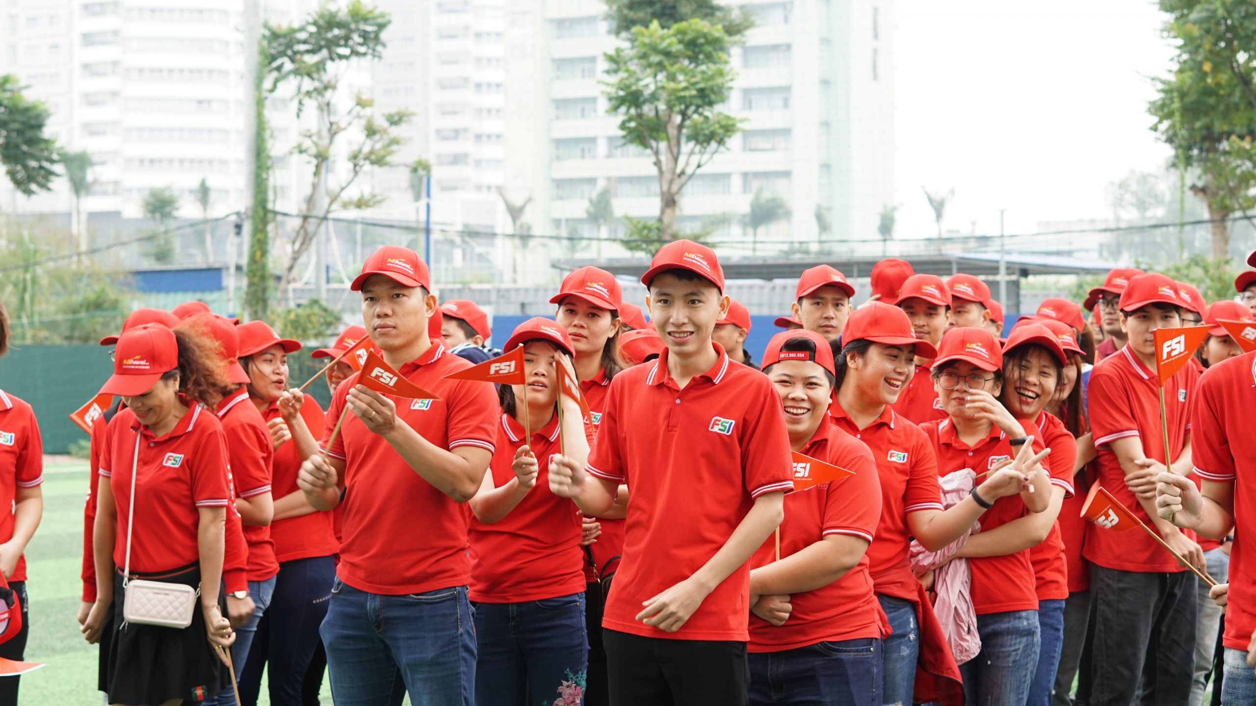 Các FSIer xuất hiện rực rỡ trong màu đồng phục đỏ