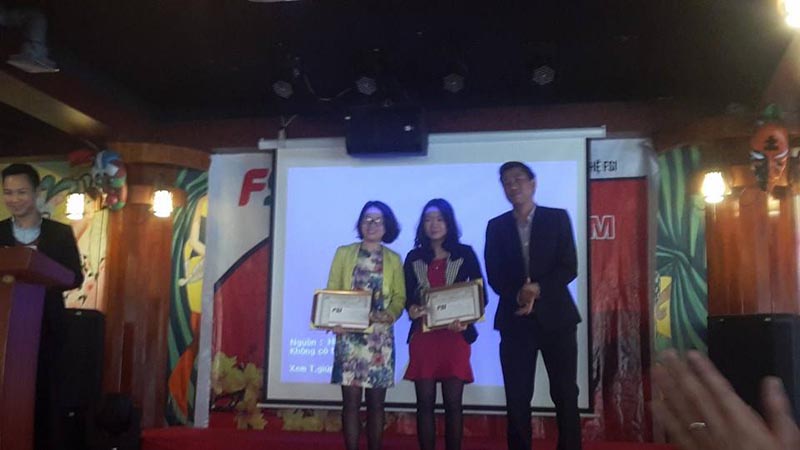 Ông Nguyễn Duy Lai trao tặng giải thưởng cho nhân viên xuất sắc nhất năm