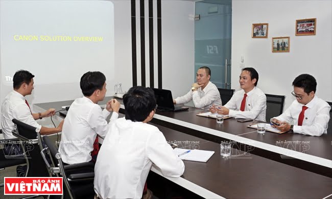  Nguyễn Khoa Bảo cùng đồng nghiệp giới thiệu sản phẩm số hóa của FSI  với đại diện Tập đoàn Canon tại Việt Nam.