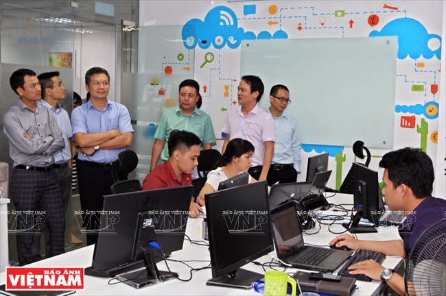 Nguyễn Khoa Bảo giới thiệu cho khách hàng về công ty FSI.