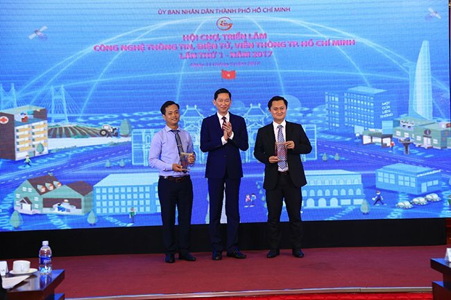 Ông Nguyễn Hùng Sơn- Tổng giám đốc công ty FSI lên nhận kỷ niệm chương