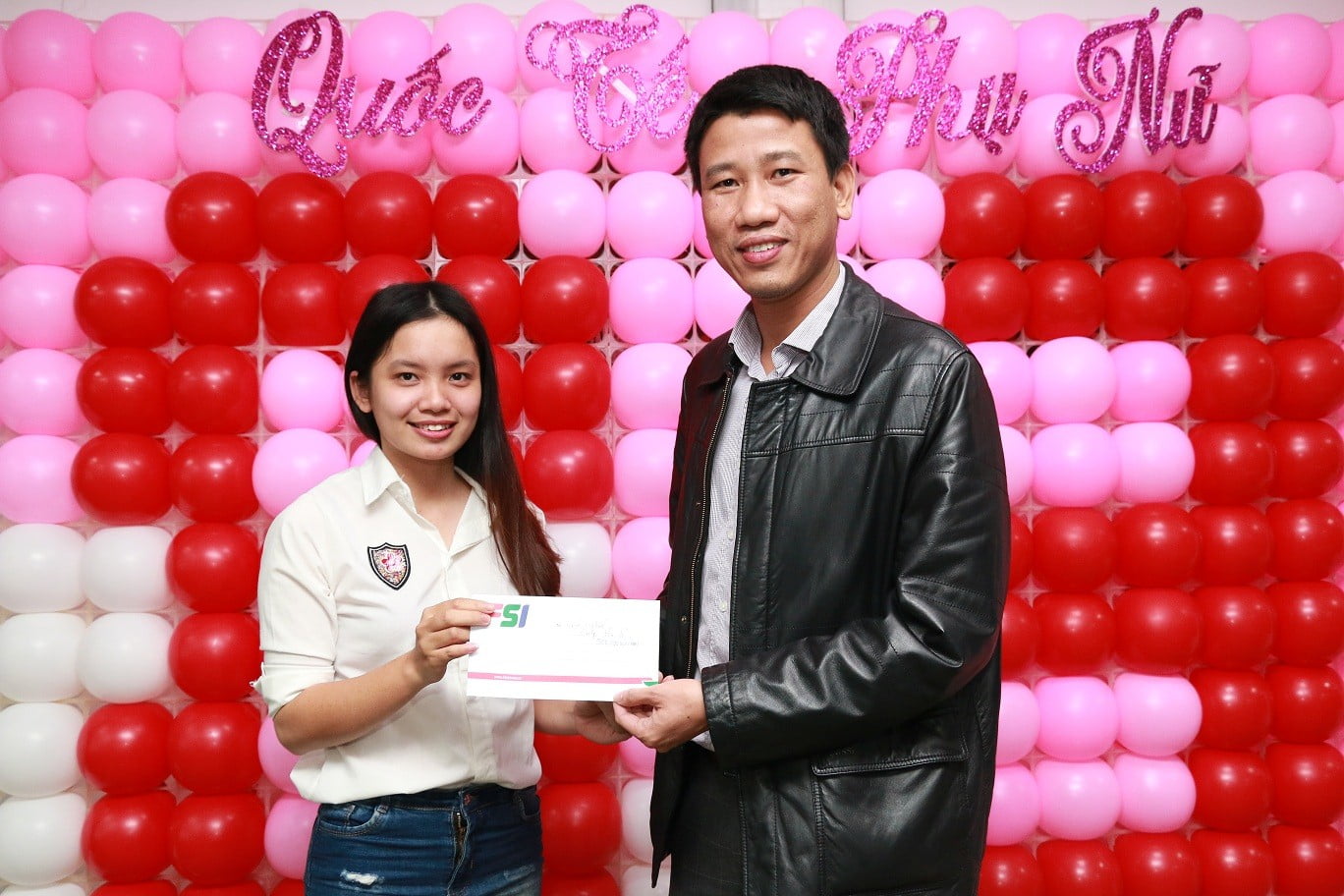 Chị Phan Thị Bình – Người xuất sắc giành giải thưởng trò chơi “Gol 2 lỗ”