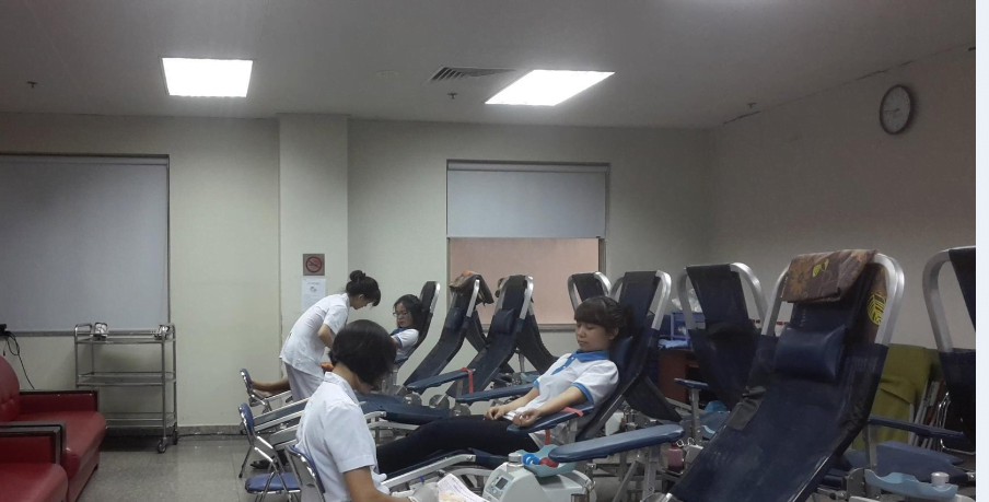 Các cán bộ nhận viên FSI đang tham gia hiến máu