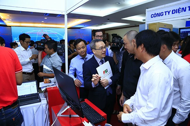 Ông Phan Tâm - Thứ Trưởng Bộ TT&TT trải nghiệm phần mềm DocPro